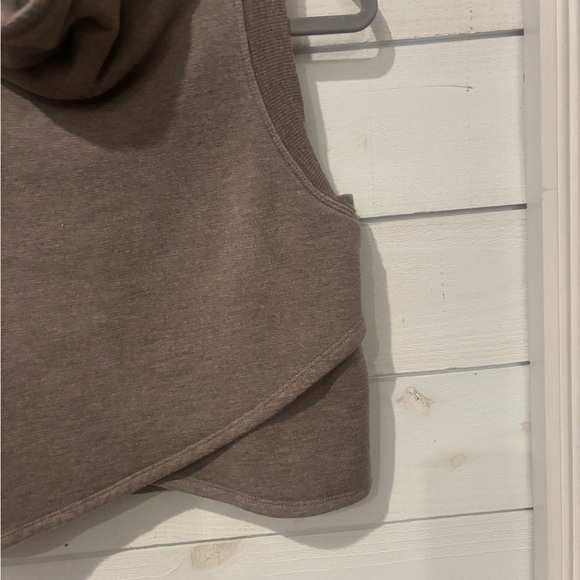 House of Harlow 1960 Taupe Sleeveless Cowl Neck Sweater Cropped - Picture 4 of 13